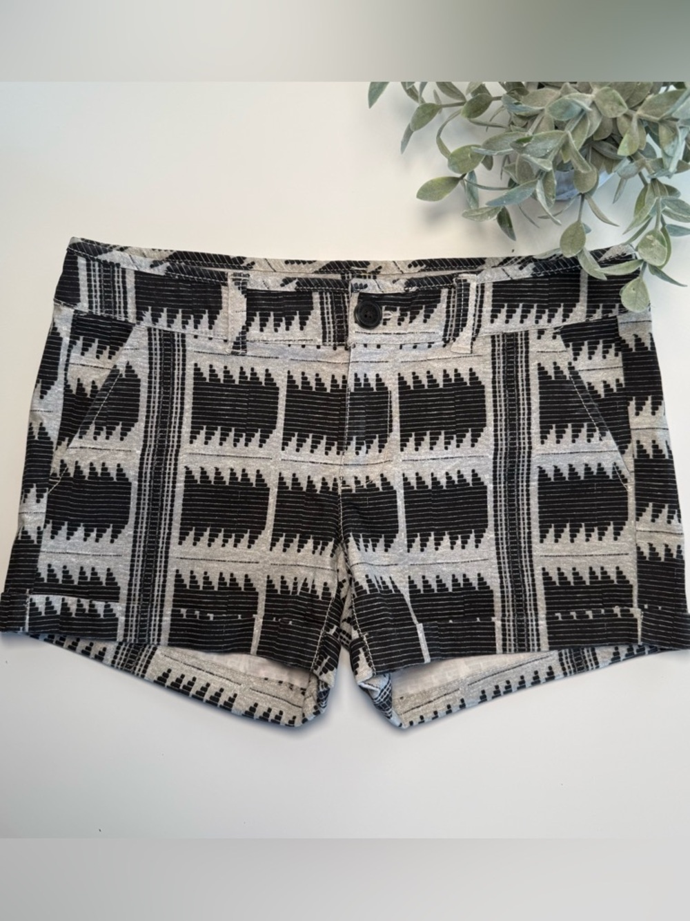 American Eagle Midi Stretch Black & Gray Geometric Boho Woven Shorts Wom Size 4